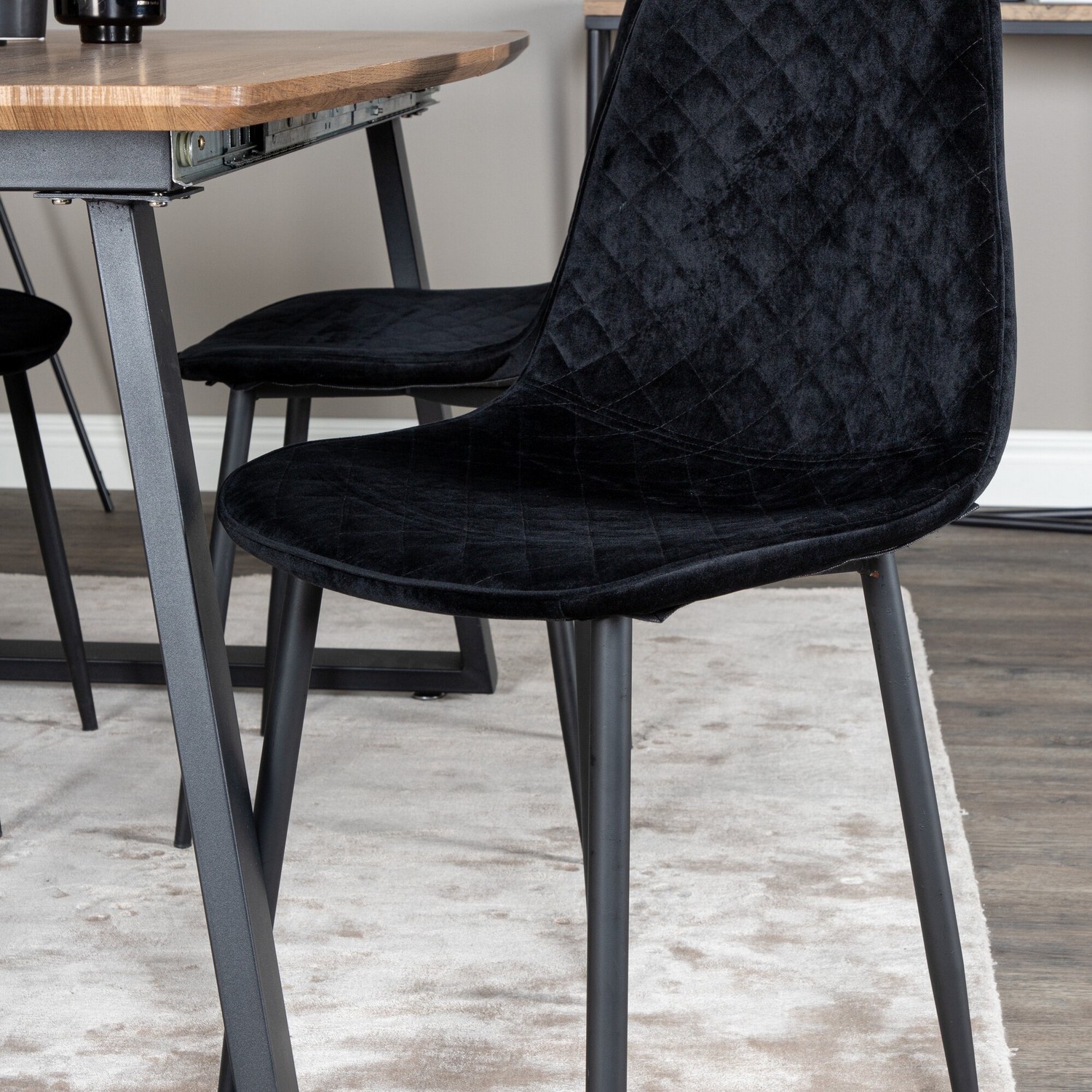 Spisegruppe Venture Home Ina med 4 Phoi Stoler Fløyel