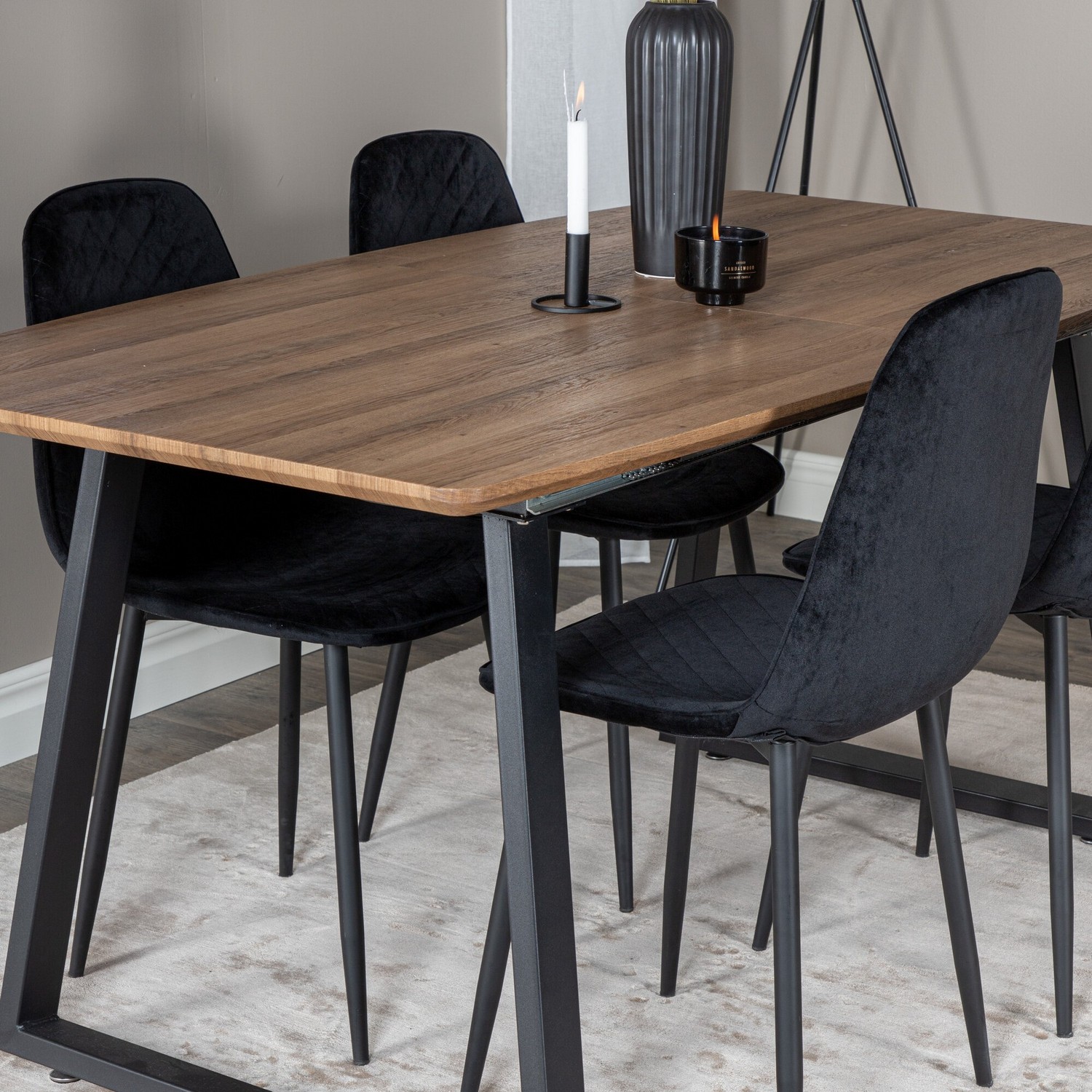 Spisegruppe Venture Home Ina med 4 Phoi Stoler Fløyel