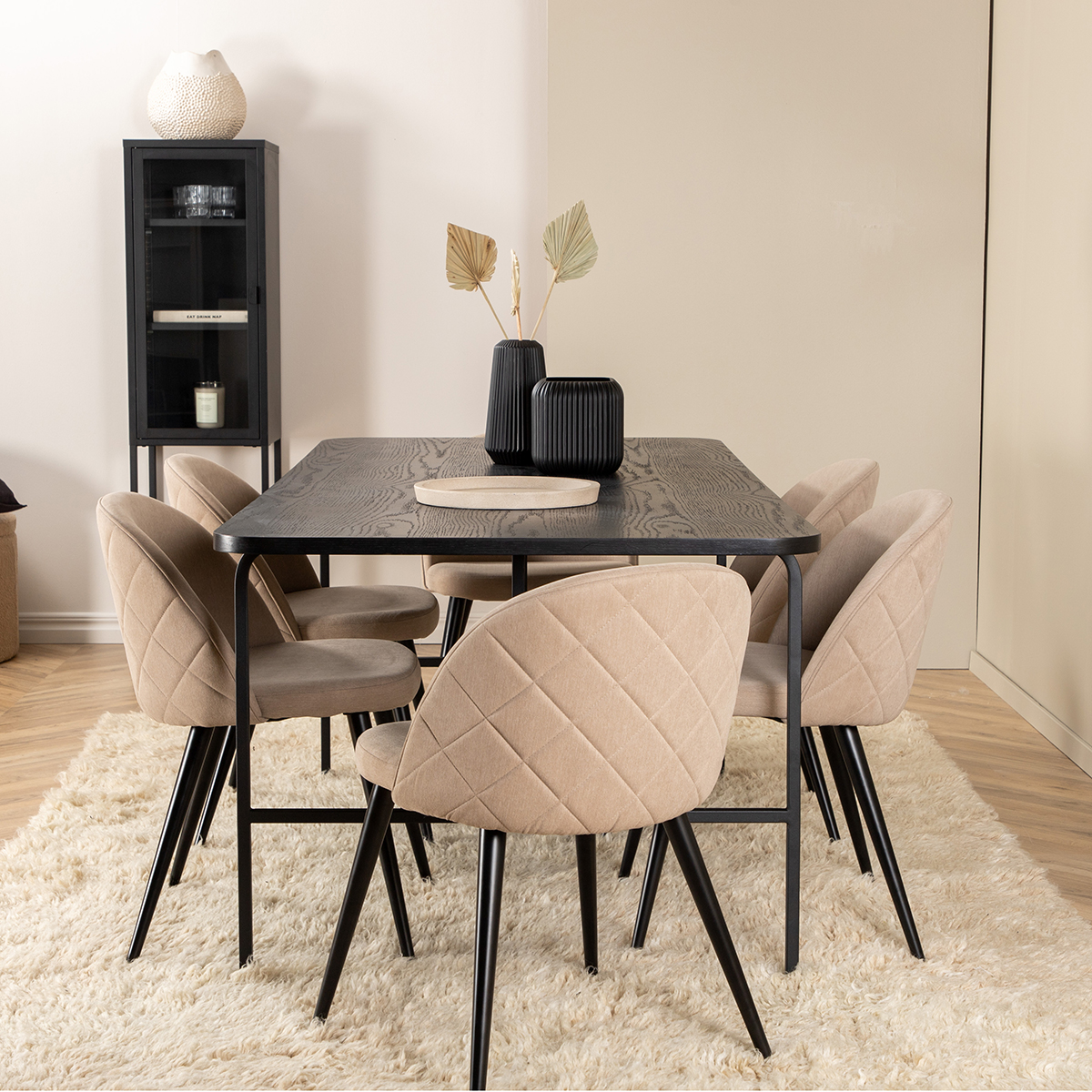 Spisegruppe Venture Home Chicago Spisebord og Valentina Stitcthes Spisestol Sort