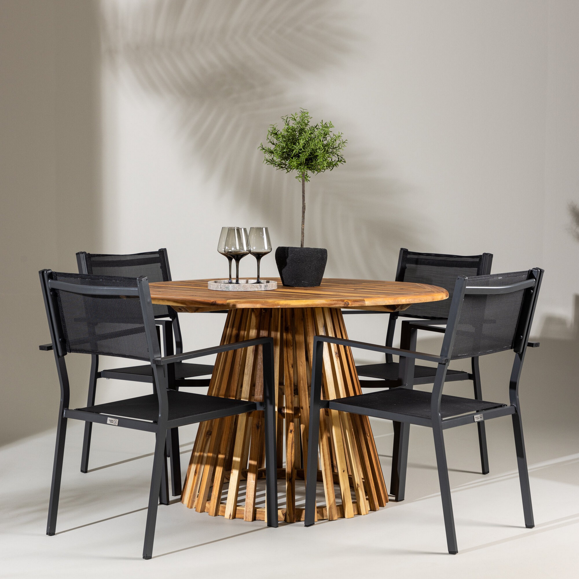 Hagegruppe Venture Home Lumpur med 4 Copacabana Stoler