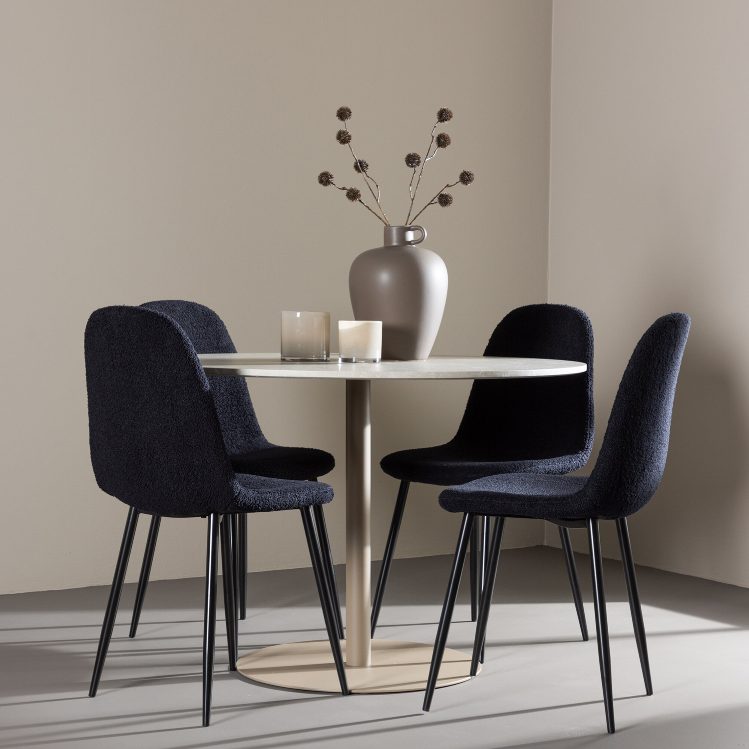 Spisegruppe Venture Home Lycke Ø110 med 4 stk Polar Stoler Teddy