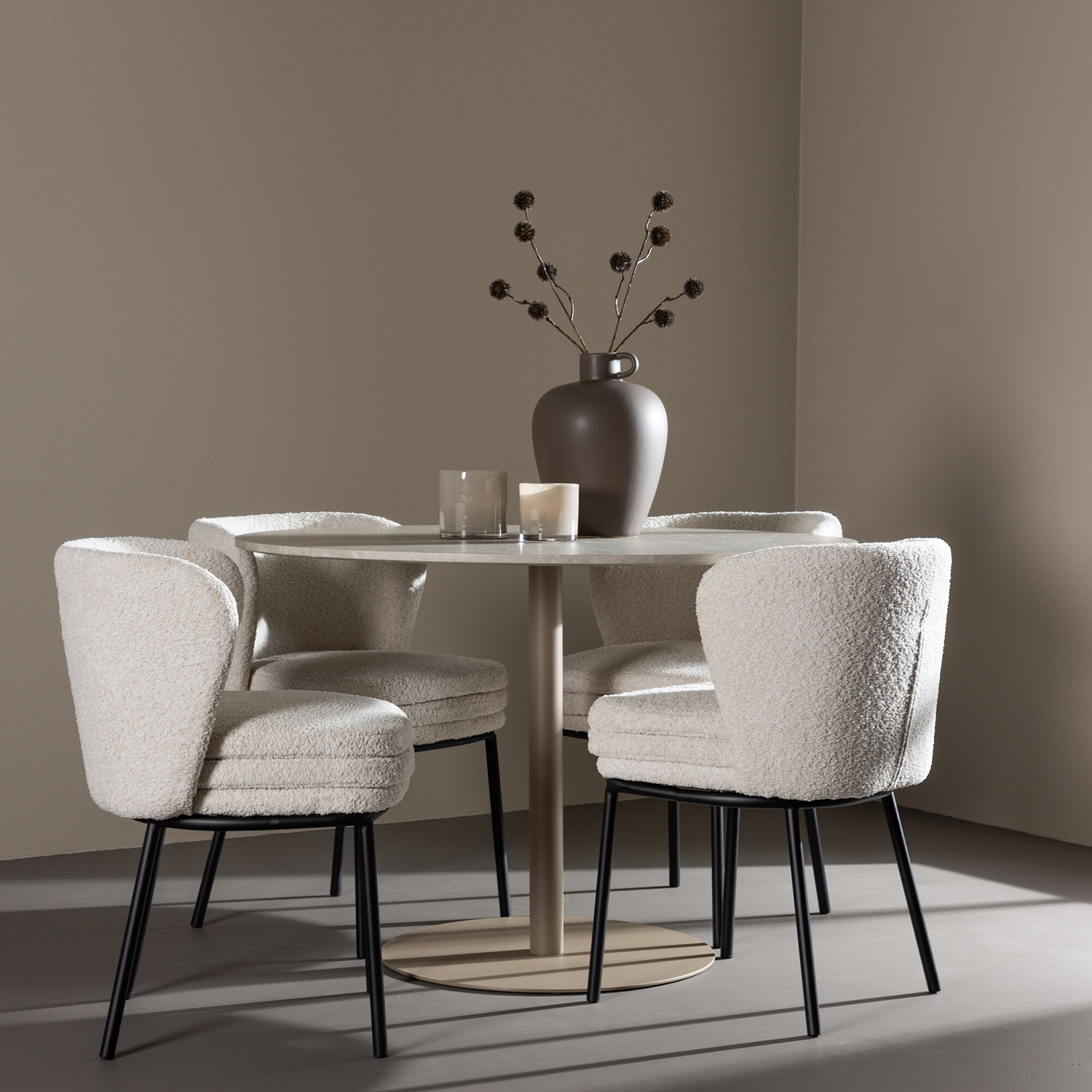 Spisegruppe Venture Home Lycke Ø110 med 4 stk Agnes Stoler