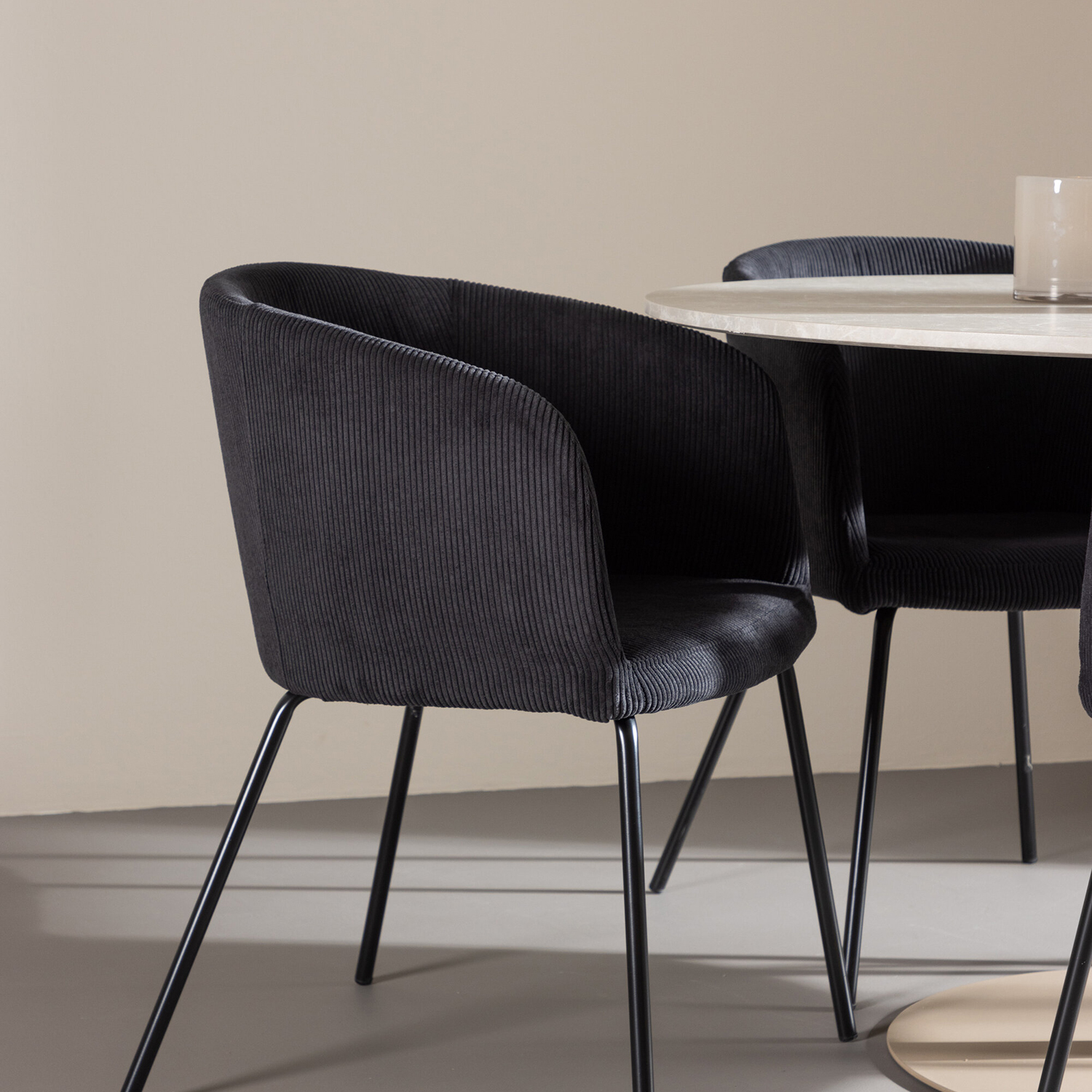 Spisegruppe Venture Home Lycke Ø110 med 4 stk Berit Stoler