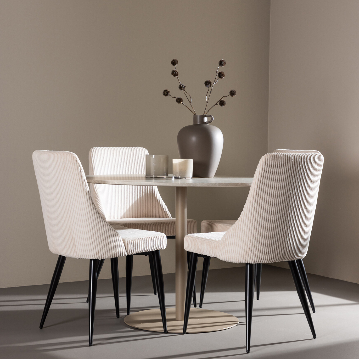 Spisegruppe Venture Home Lycke Ø110 med 4 stk Leone Stoler