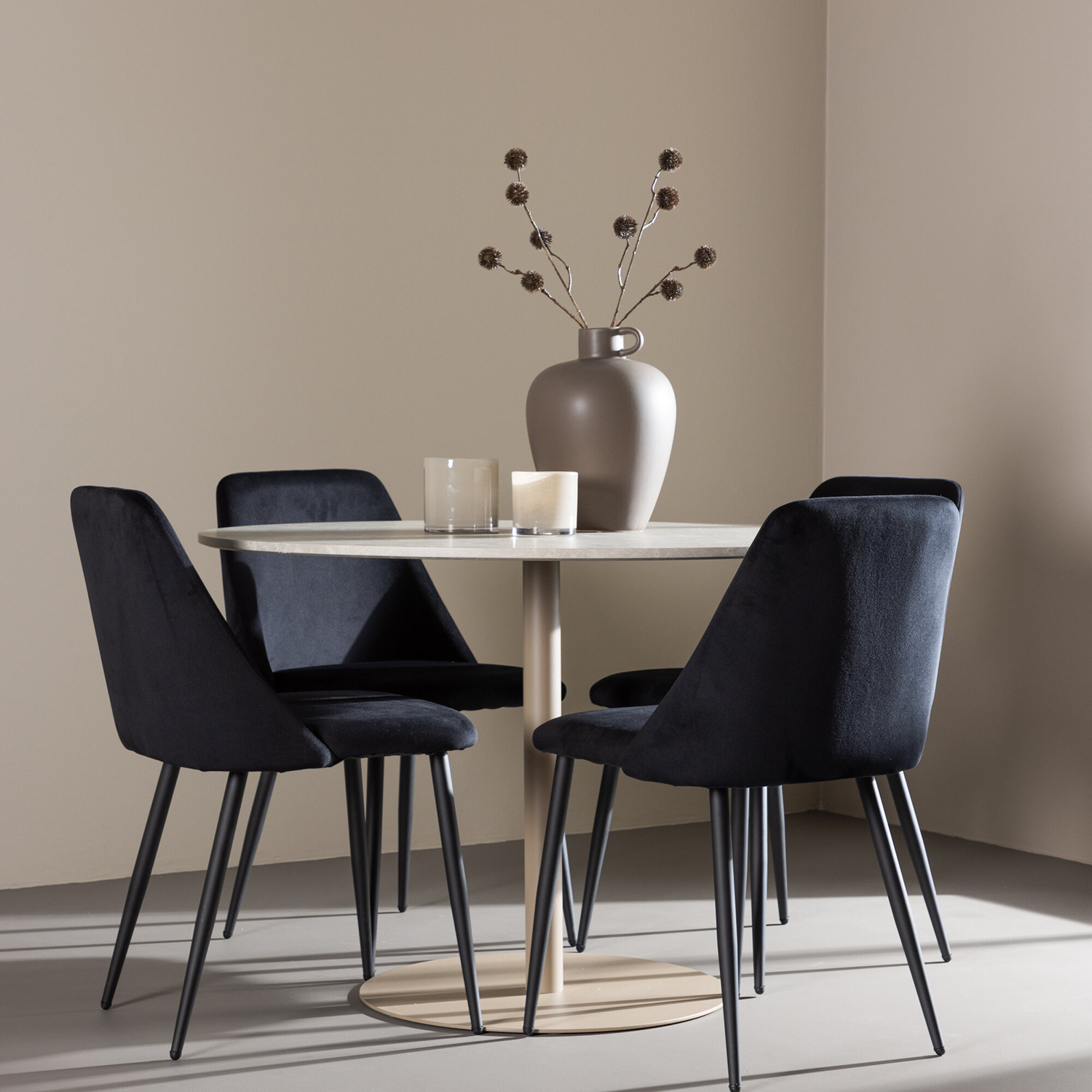 Spisegruppe Venture Home Lycke Ø110 med 4 stk Night Stoler