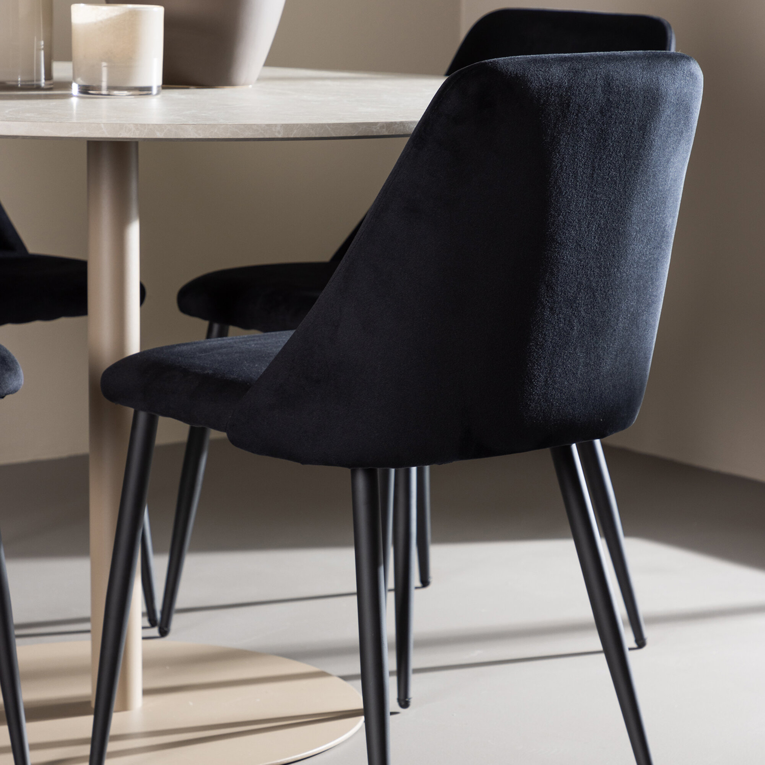 Spisegruppe Venture Home Lycke Ø110 med 4 stk Night Stoler