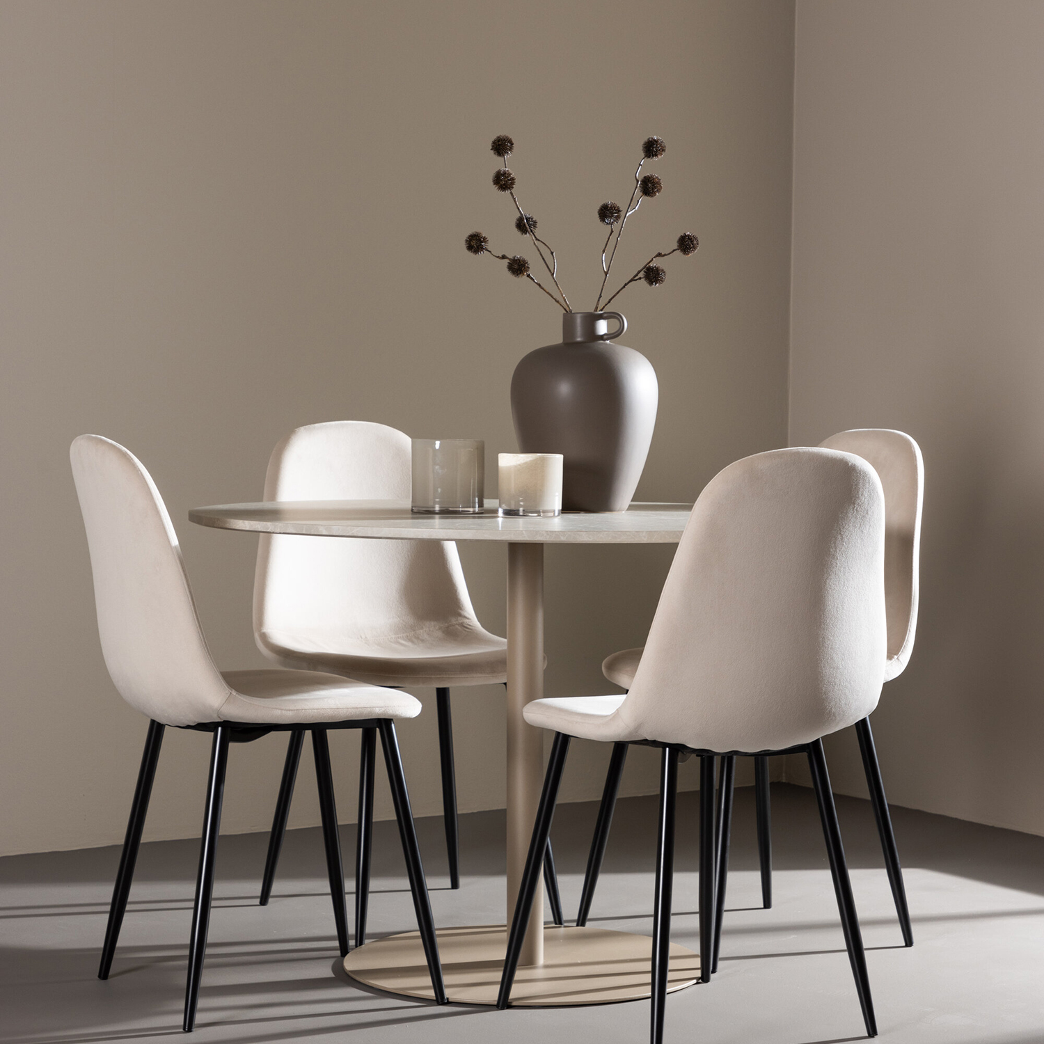 Spisegruppe Venture Home Lycke Ø110 med 4 stk Polar Stoler Fløyel