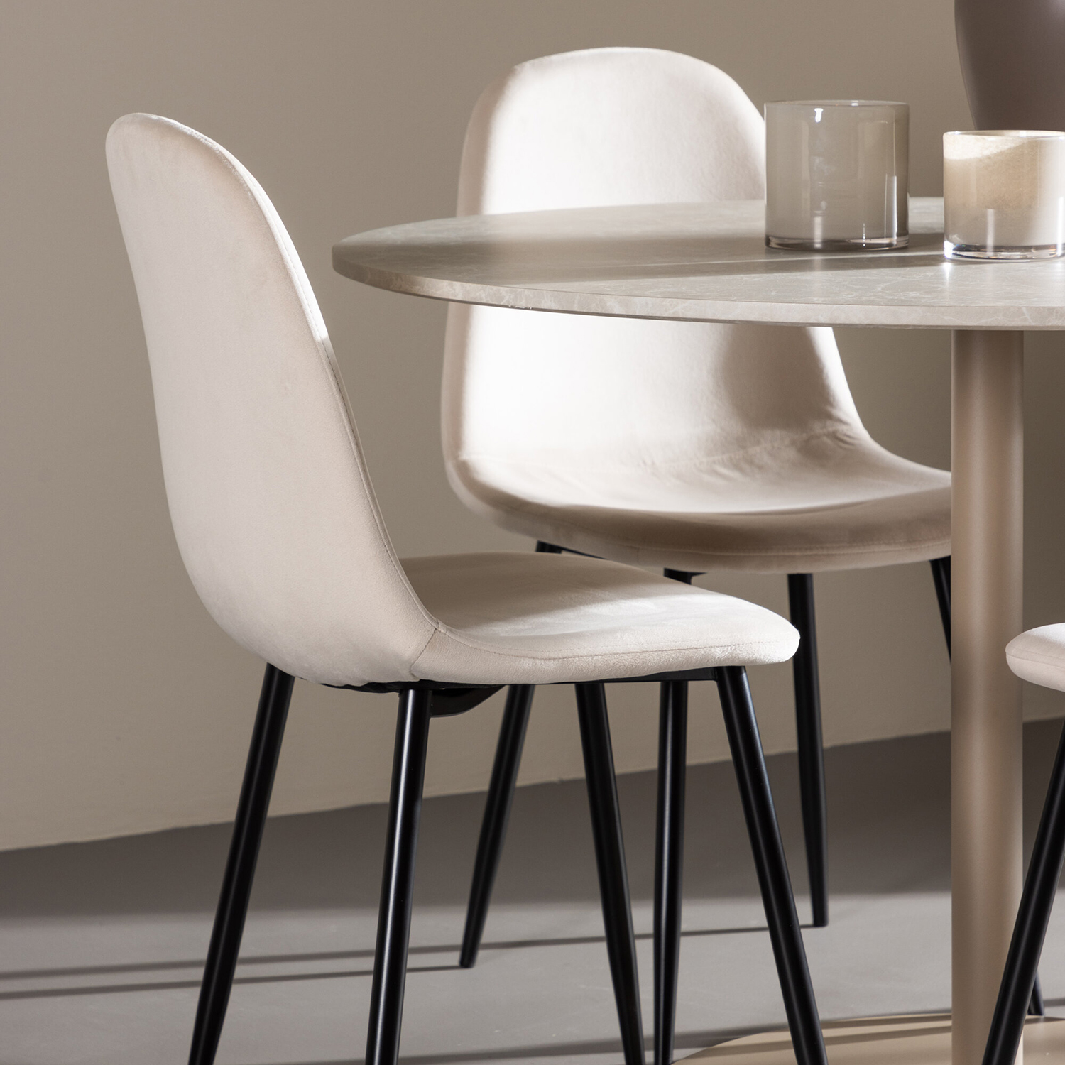 Spisegruppe Venture Home Lycke Ø110 med 4 stk Polar Stoler Fløyel