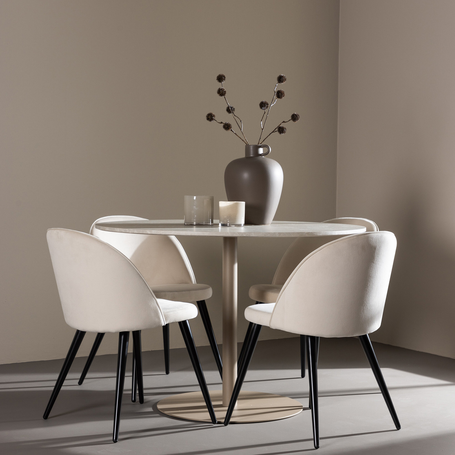 Spisegruppe Venture Home Lycke Ø110 med 4 stk Velvet Stoler