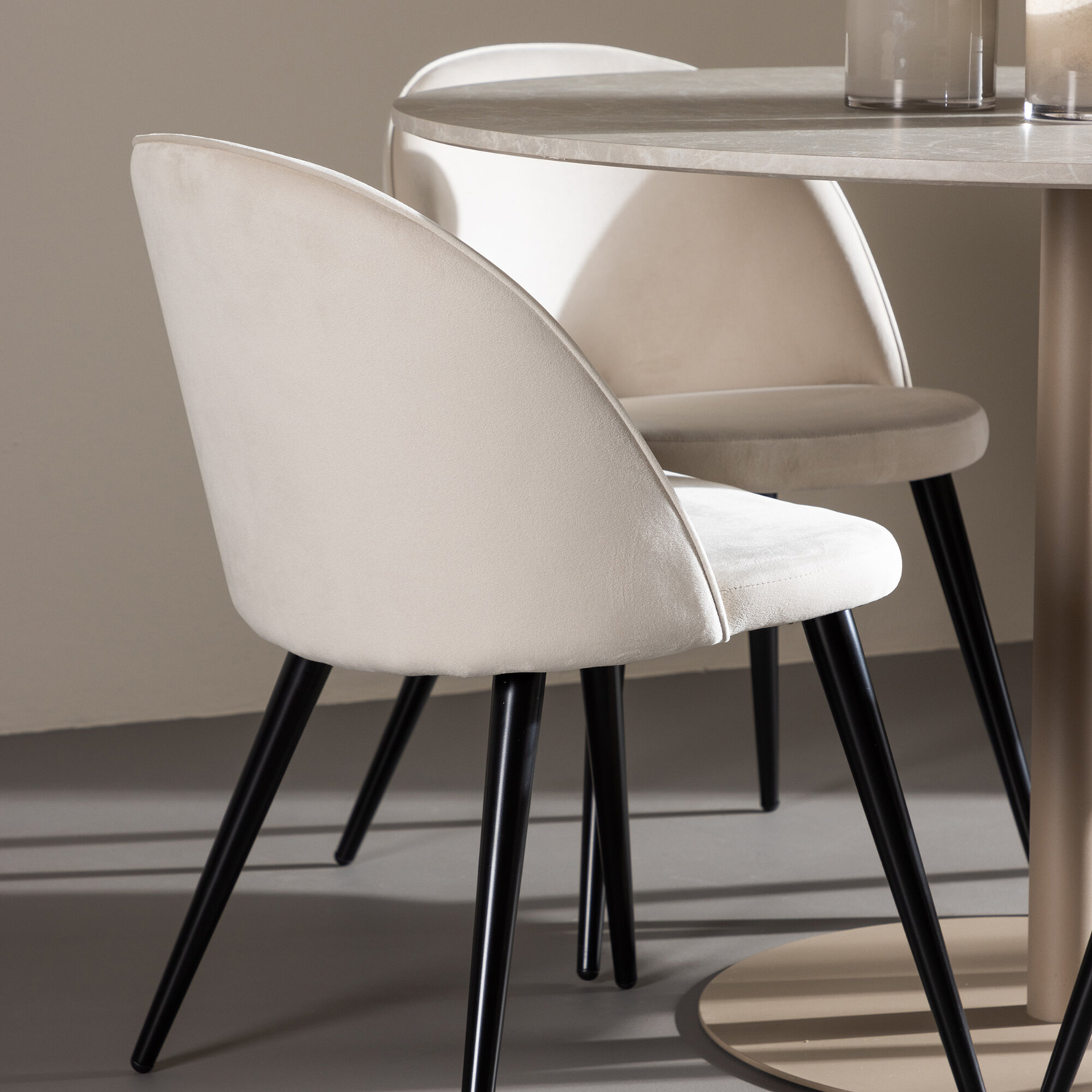 Spisegruppe Venture Home Lycke Ø110 med 4 stk Velvet Stoler