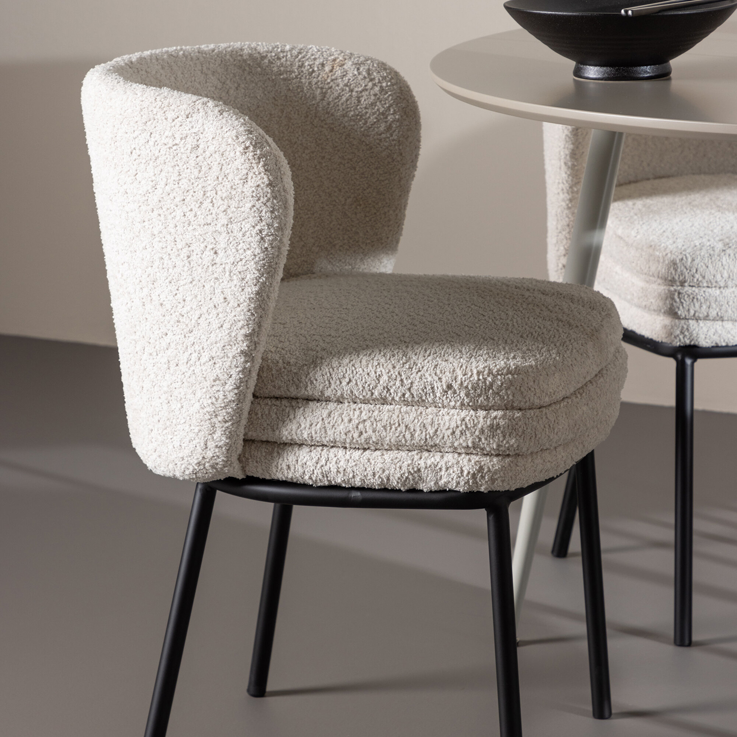 Spisegruppe Venture Home Plaza Ø120 med 4 stk Agnes Stoler