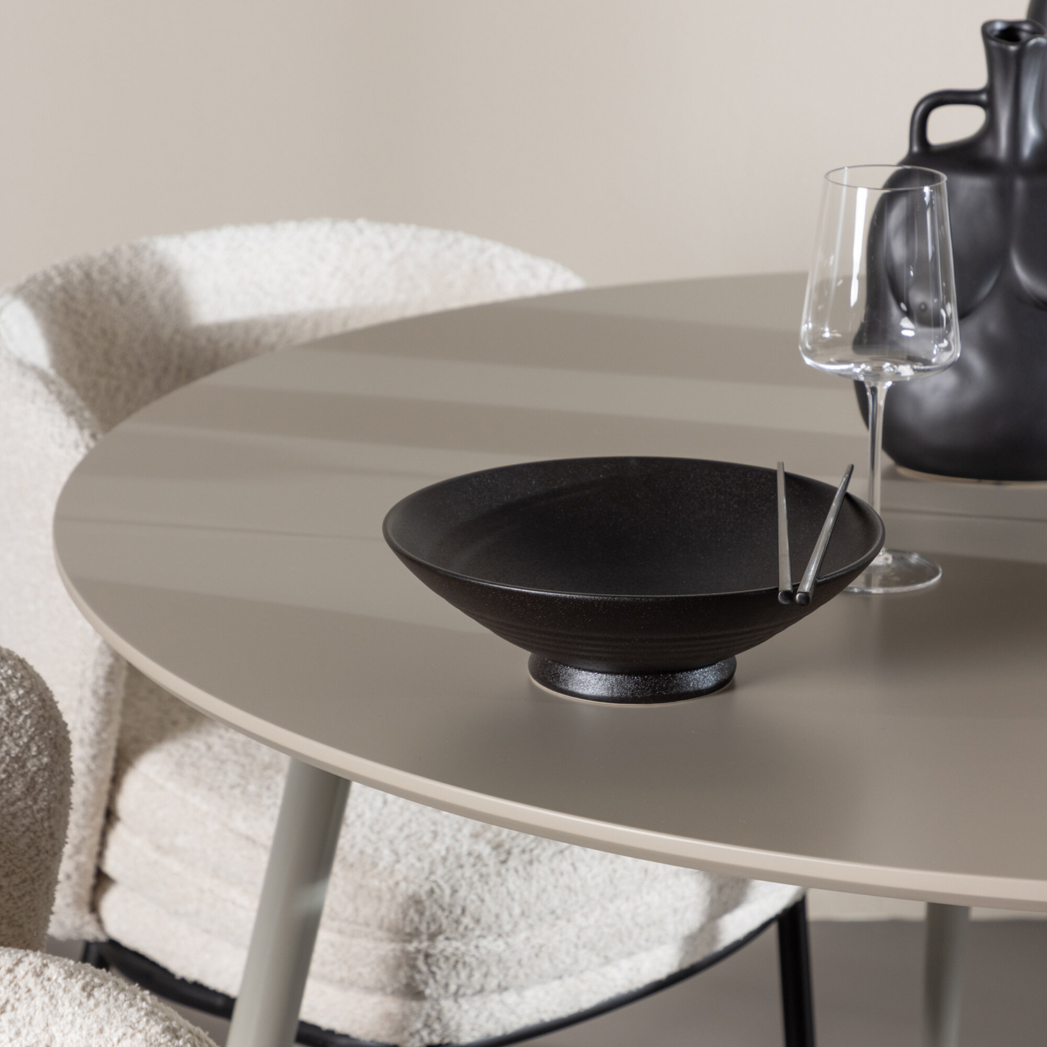 Spisegruppe Venture Home Plaza Ø120 med 4 stk Agnes Stoler