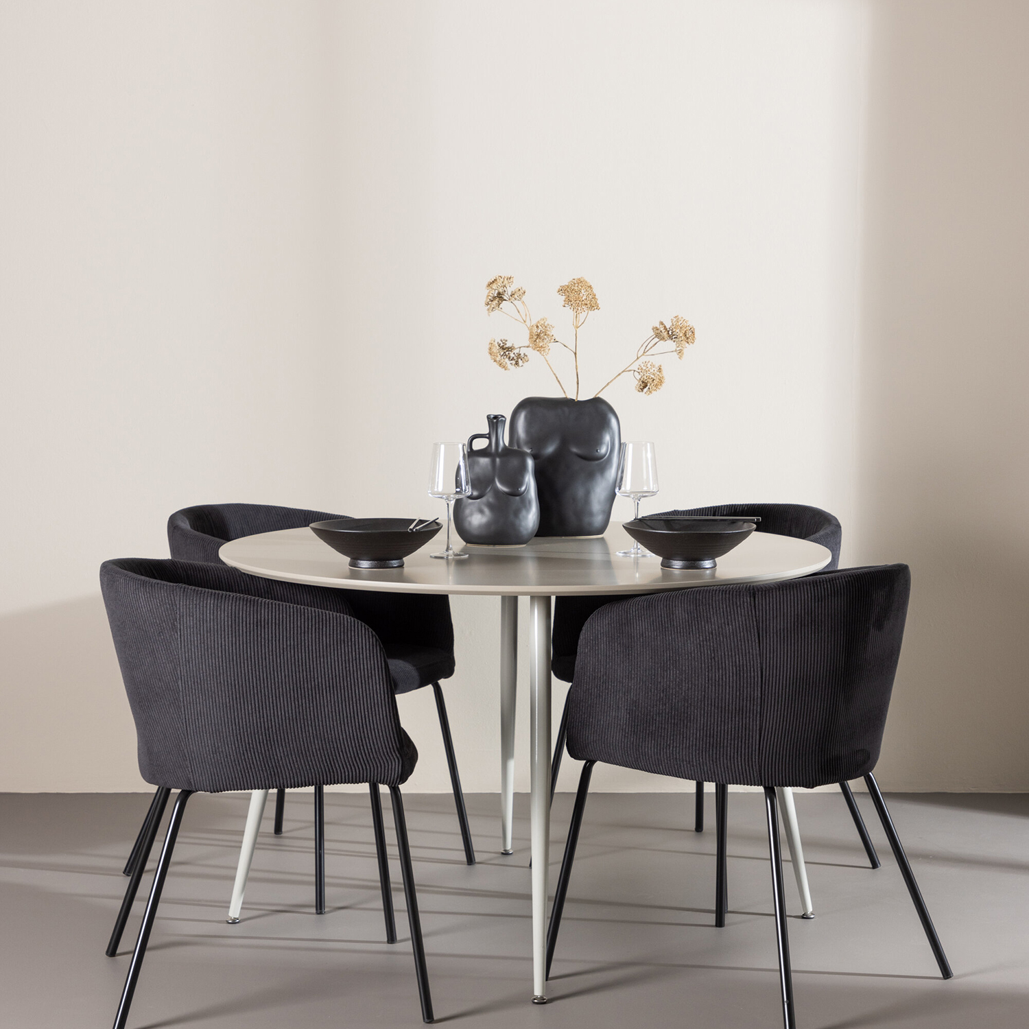 Spisegruppe Venture Home Plaza Ø120 med 4 stk Berit Stoler