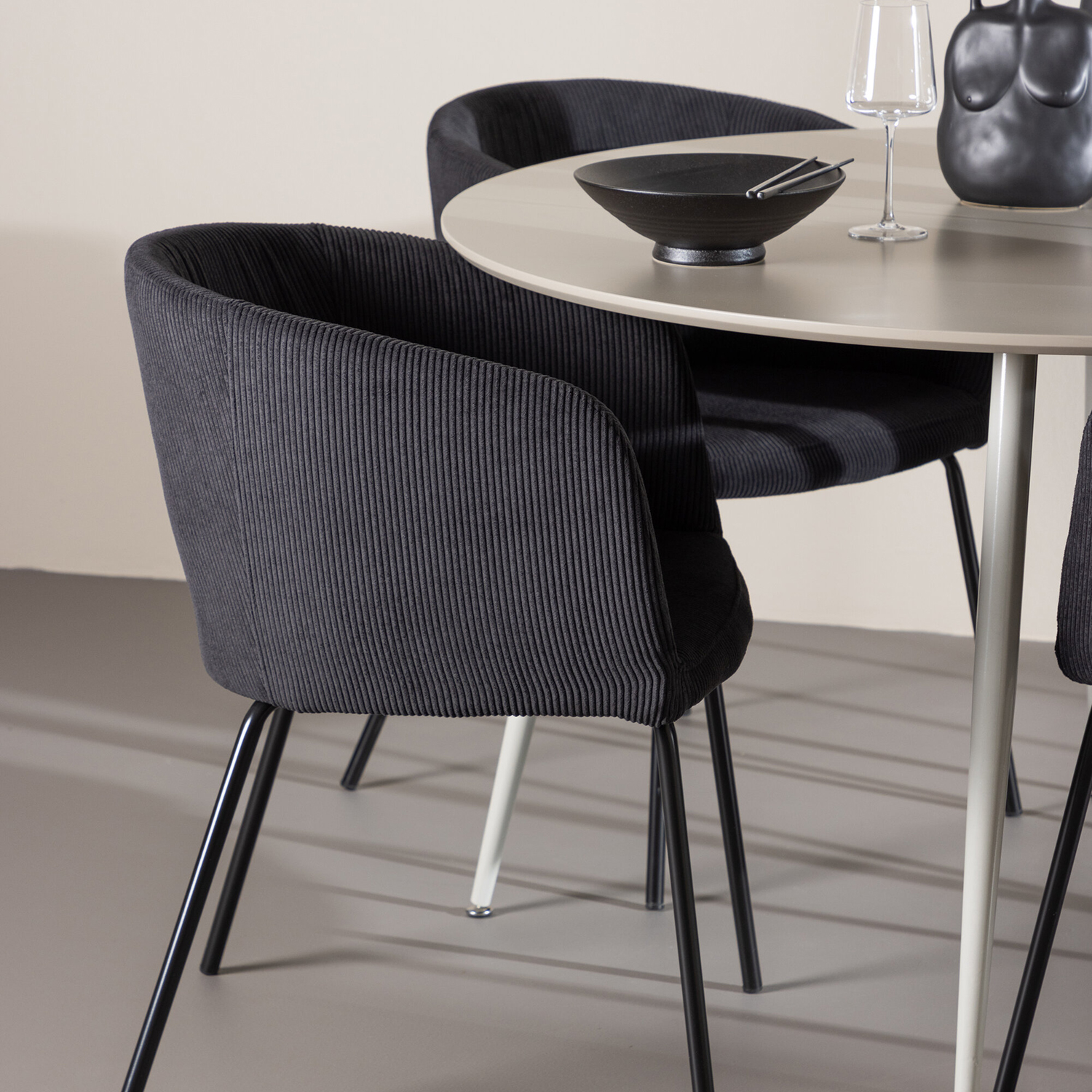 Spisegruppe Venture Home Plaza Ø120 med 4 stk Berit Stoler