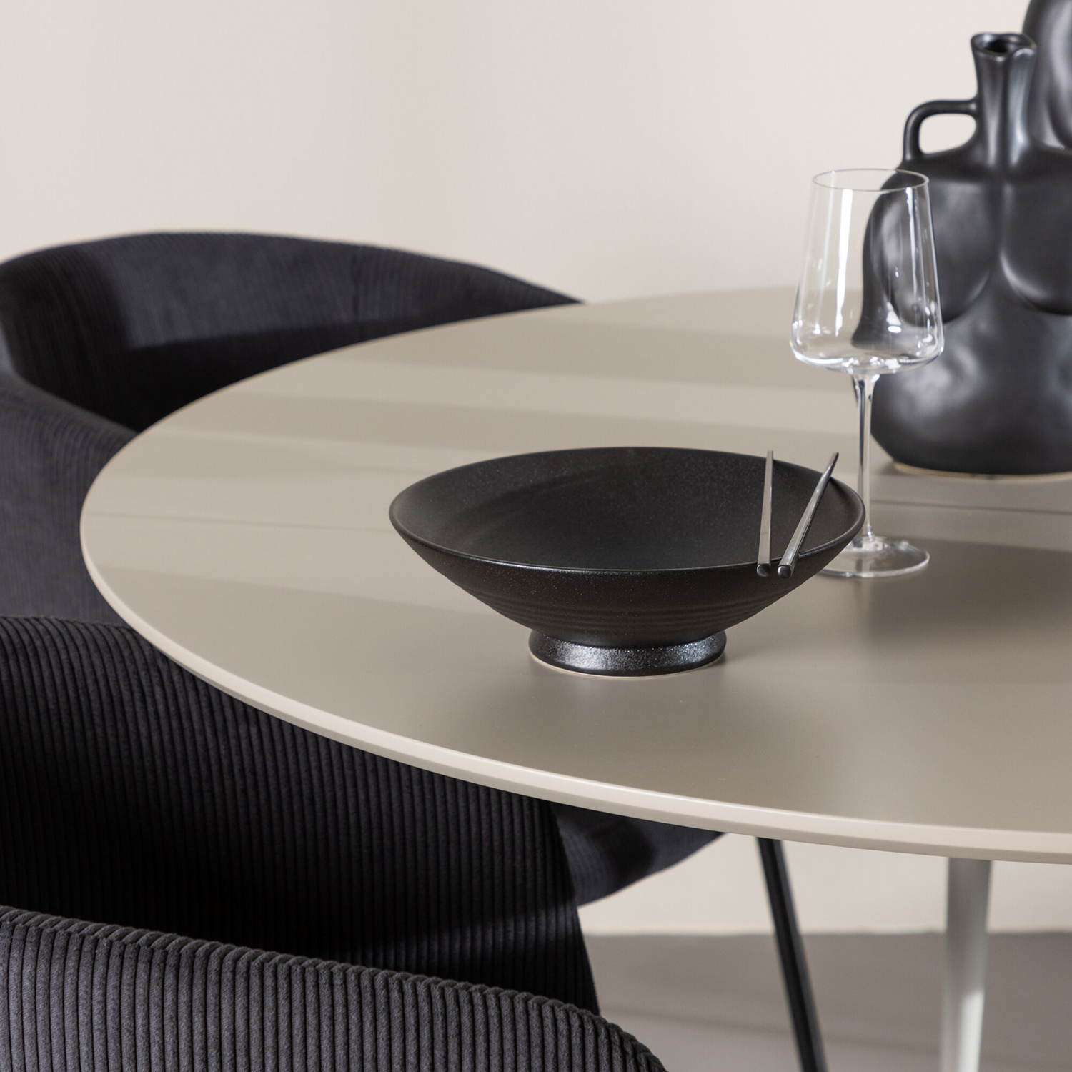 Spisegruppe Venture Home Plaza Ø120 med 4 stk Berit Stoler