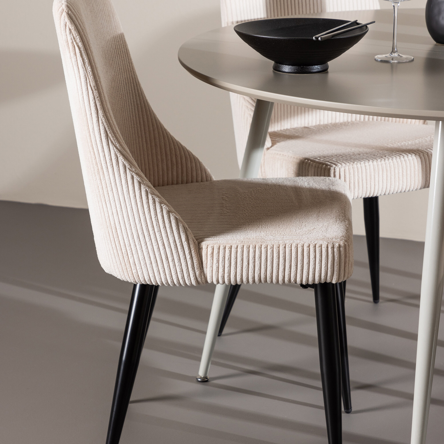 Spisegruppe Venture Home Plaza Ø120 med 4 stk Leone Stoler