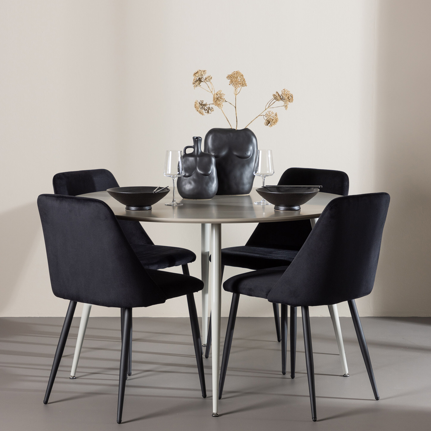 Spisegruppe Venture Home Plaza Ø120 med 4 stk Night Stoler