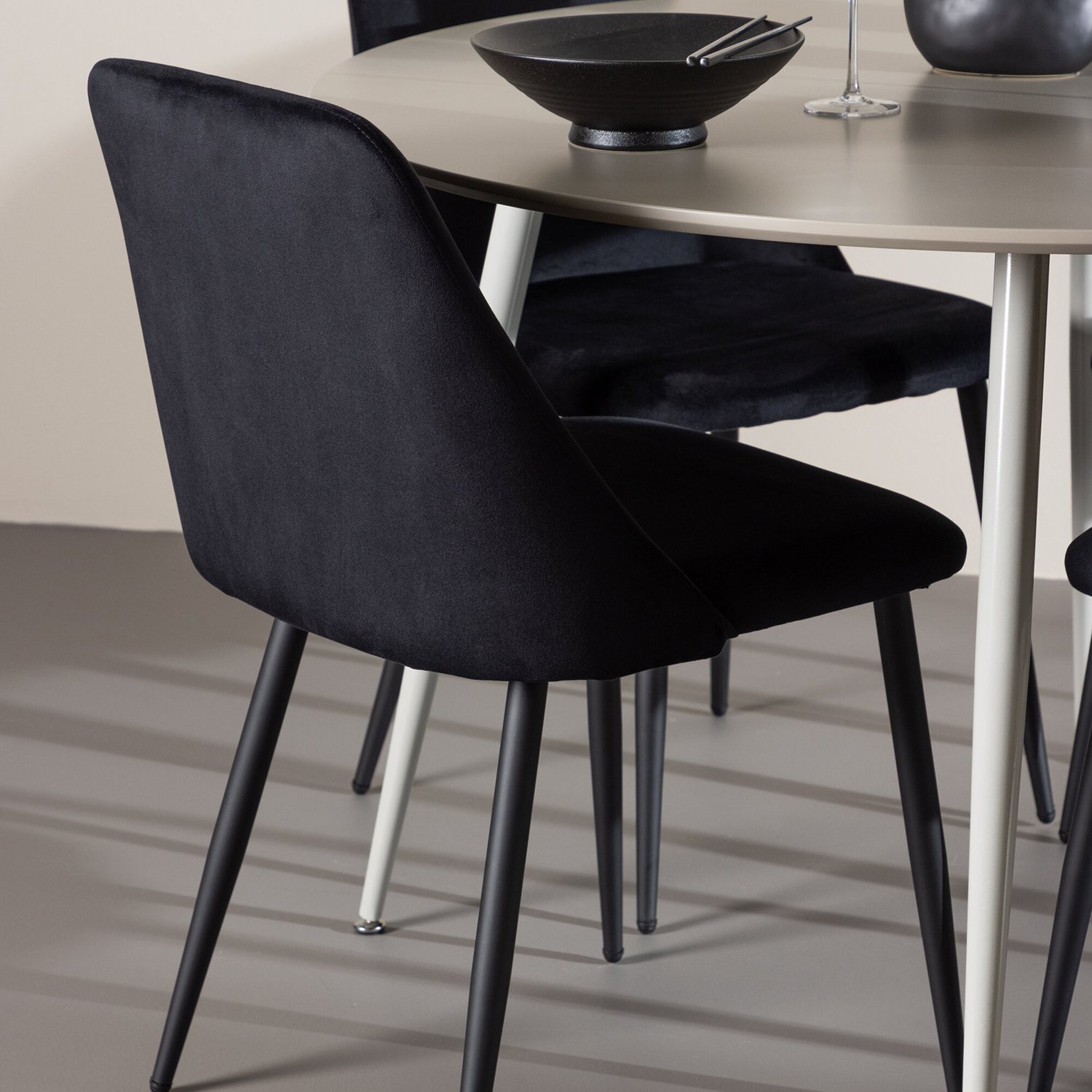 Spisegruppe Venture Home Plaza Ø120 med 4 stk Night Stoler