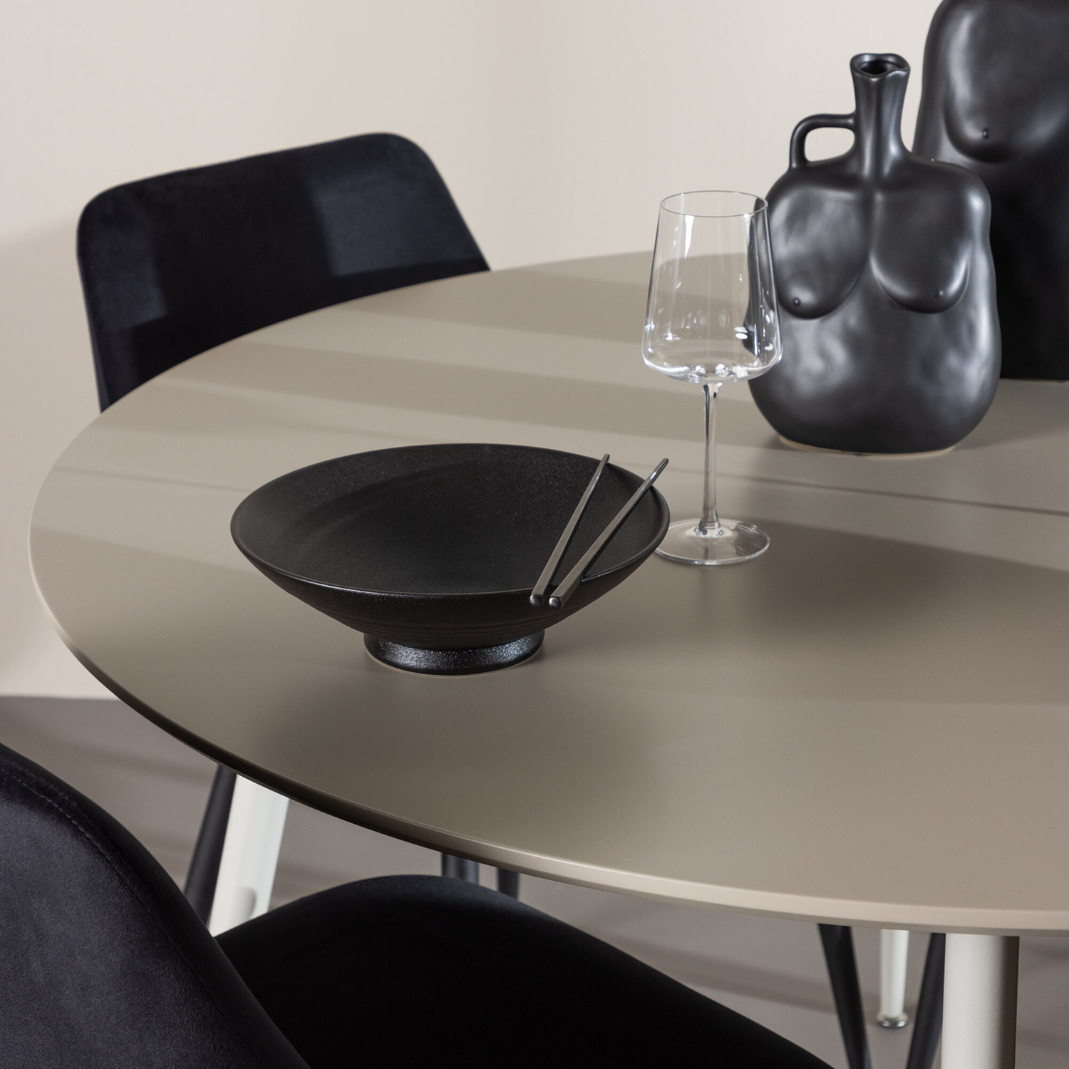 Spisegruppe Venture Home Plaza Ø120 med 4 stk Night Stoler