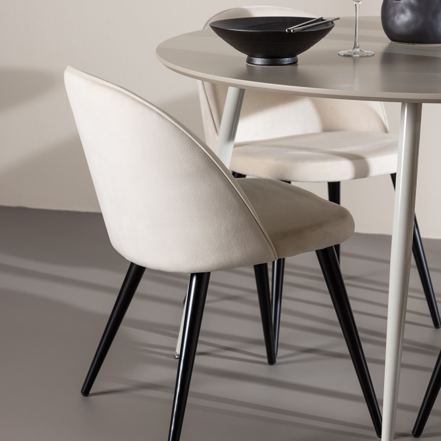 Spisegruppe Venture Home Plaza Ø120 med 4 stk Velvet Stoler