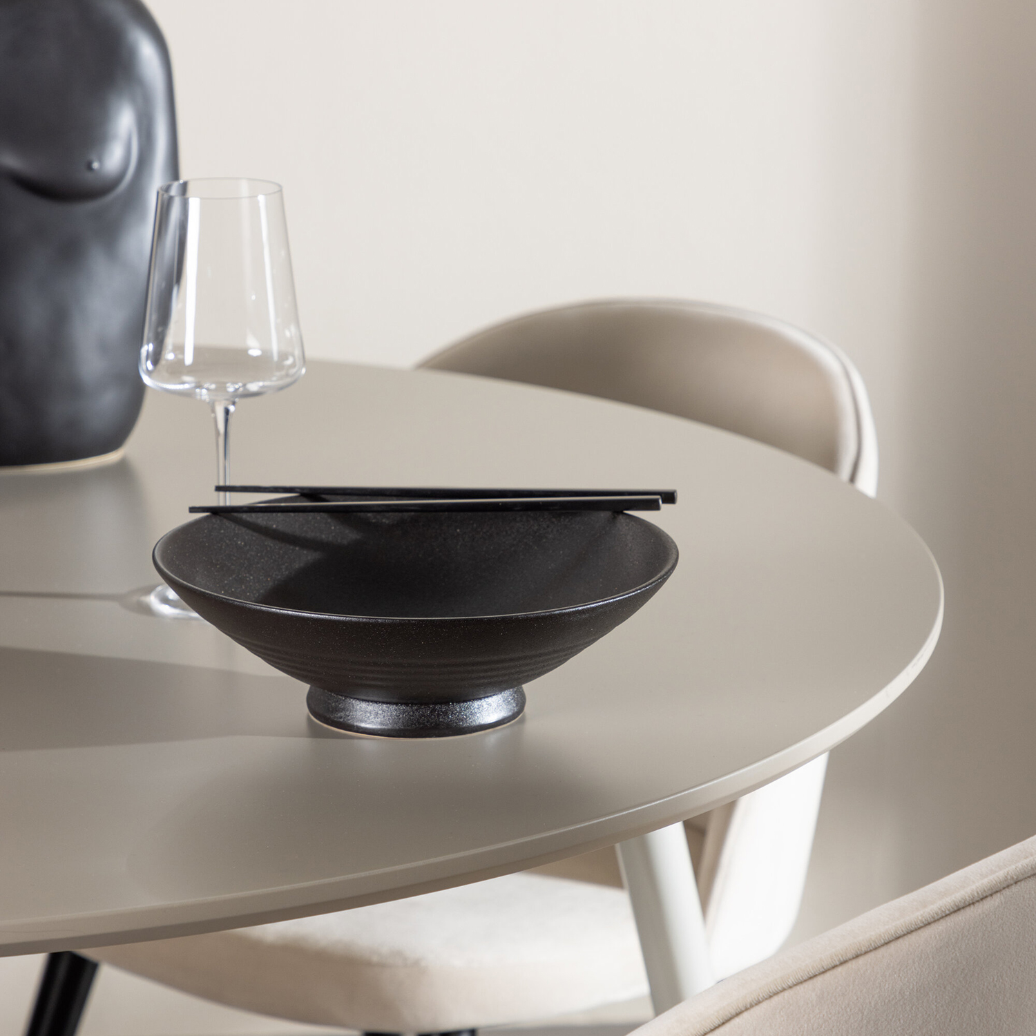 Spisegruppe Venture Home Plaza Ø120 med 4 stk Velvet Stoler