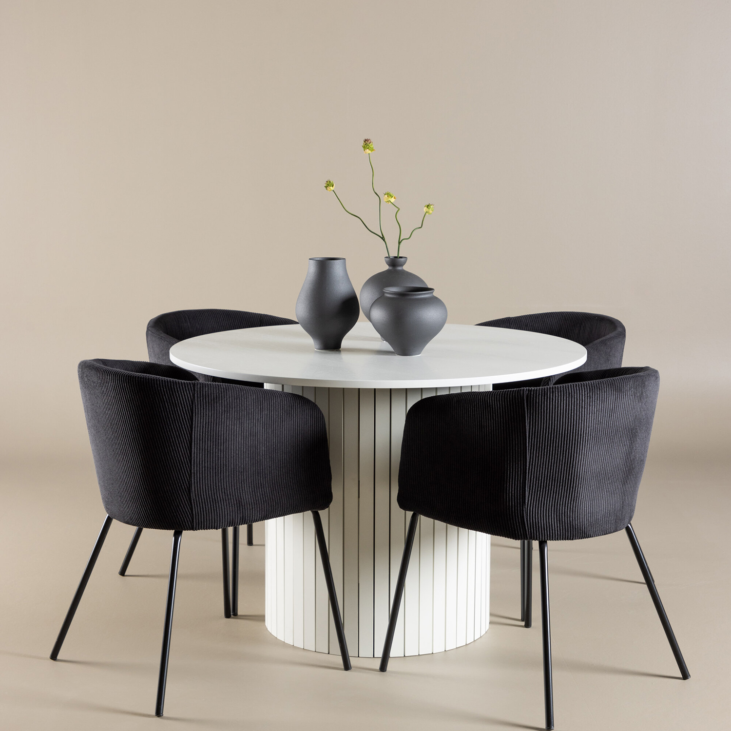 Spisegruppe Venture Home Härön Ø110 med 4 stk Berit Stoler