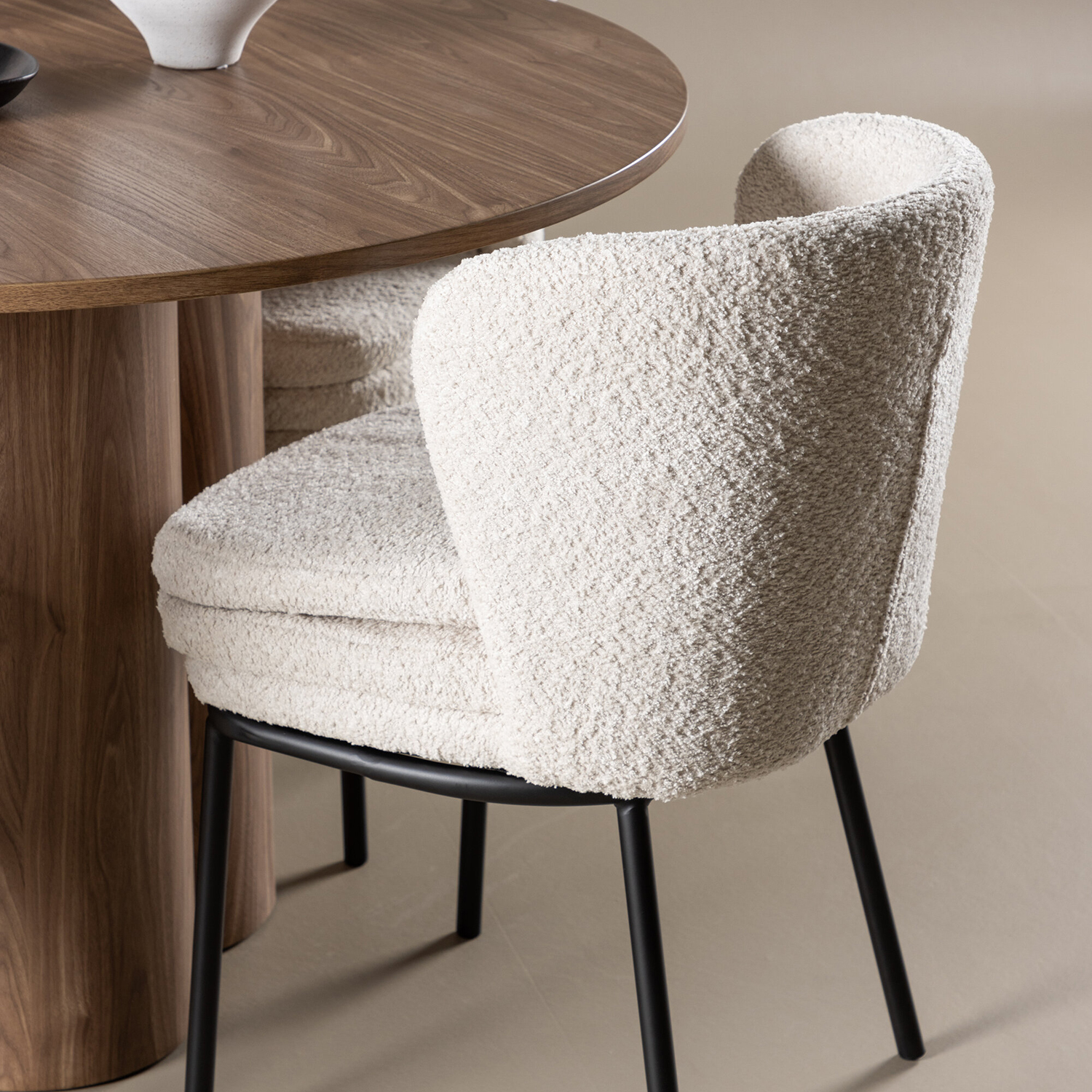 Spisegruppe Venture Home Olivia Ø110 med 4 stk Agnes Stoler