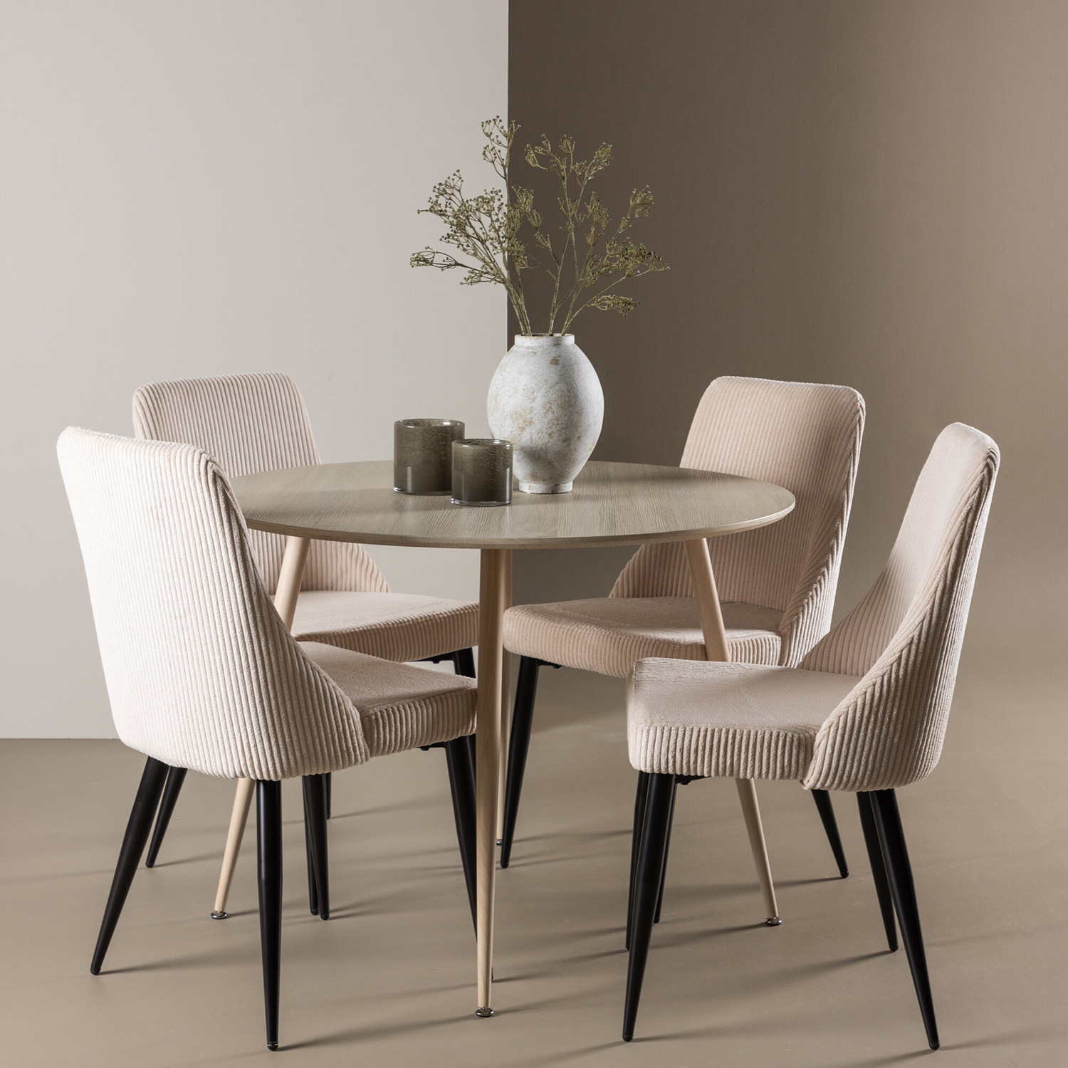 Spisegruppe Venture Home Plaza Ø100 med 4 stk Leone Stoler