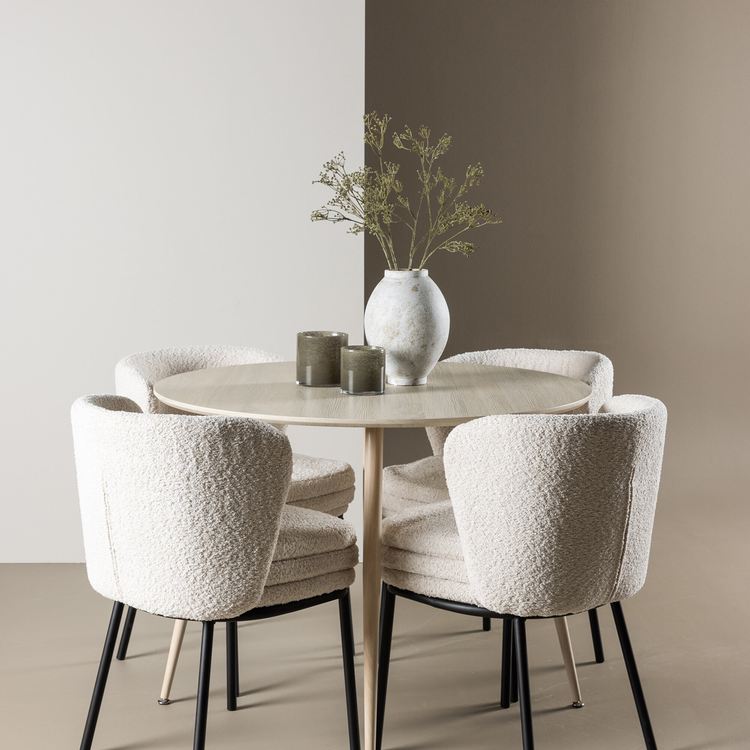 Spisegruppe Venture Home Plaza Ø100 med 4 stk Agnes Stoler