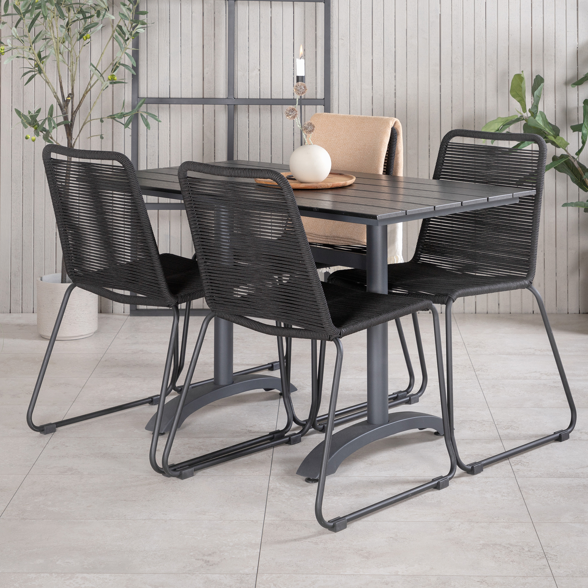 Matgrupp Venture Design Denzel med 4 Leon Stapelbara Matstolar Svart