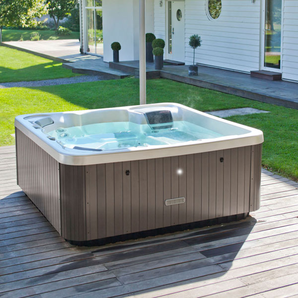 Svømmebasseng og spabad